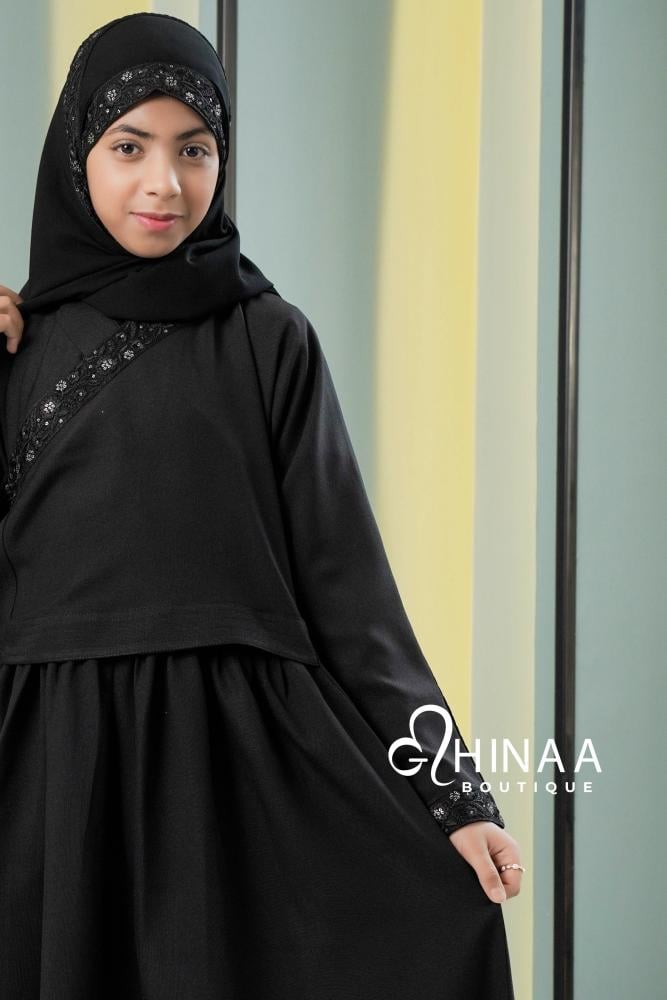 عباية بناتي سوداء بكلفة أنيقة
