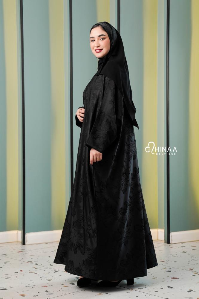 عباية نص فراشة مشجرة باللون الأسود