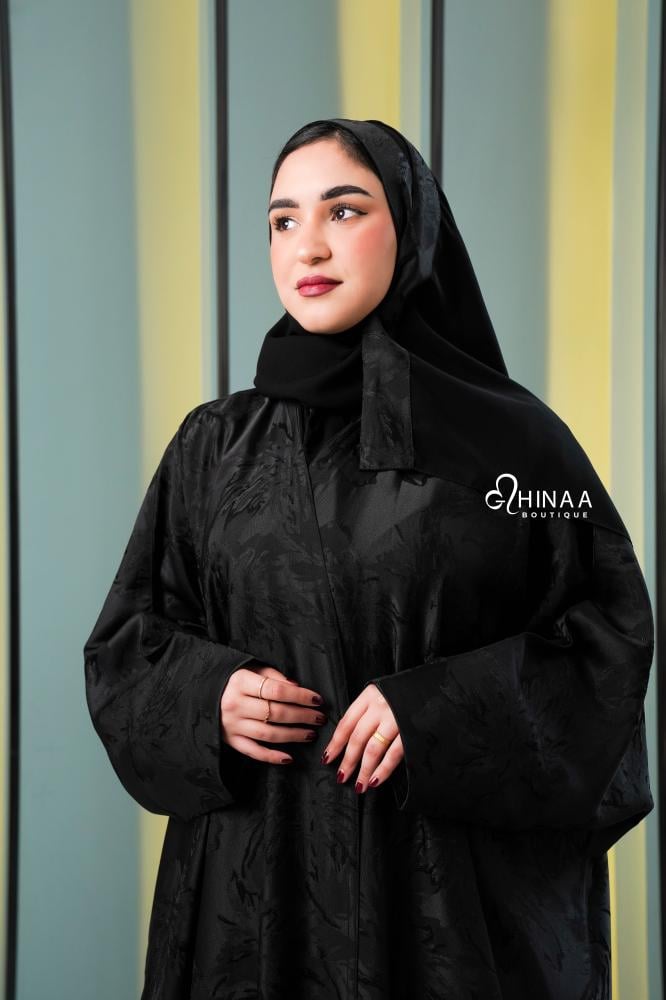 عباية نص فراشة مشجرة باللون الأسود