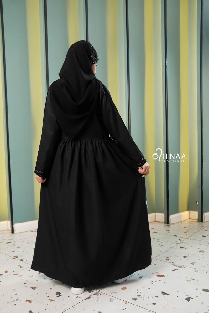 عباية بناتي سوداء بكلفة أنيقة