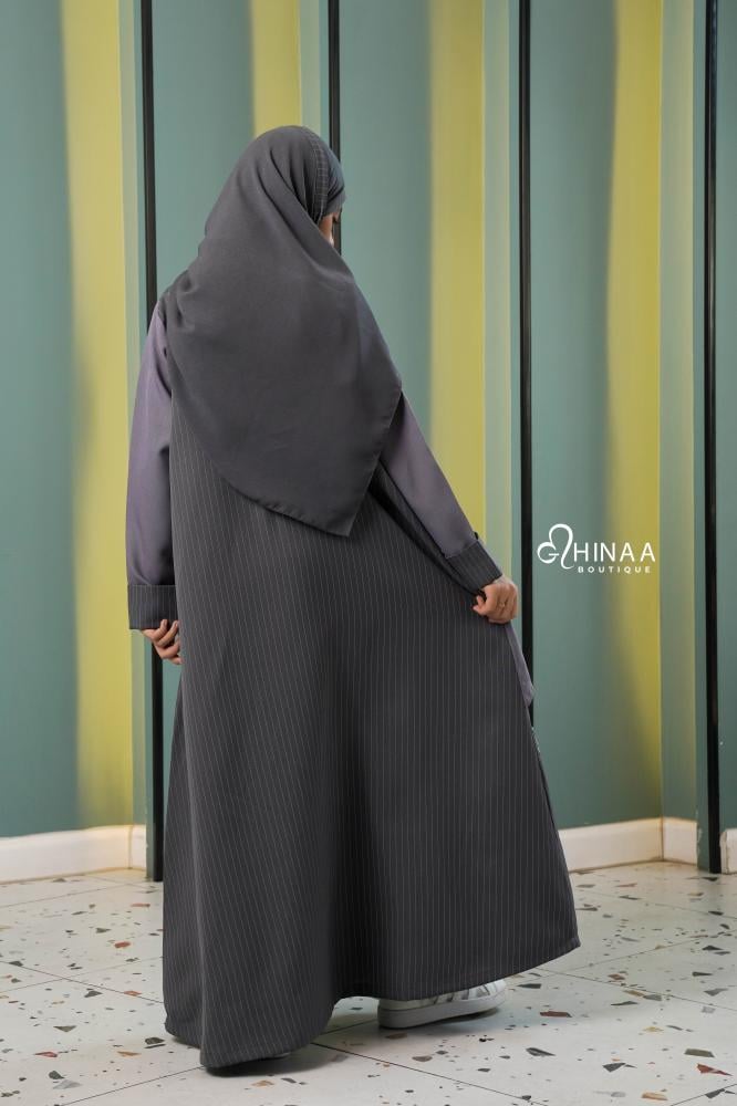 عباية بناتي رمادي سادة مع قماش غامق مقلم