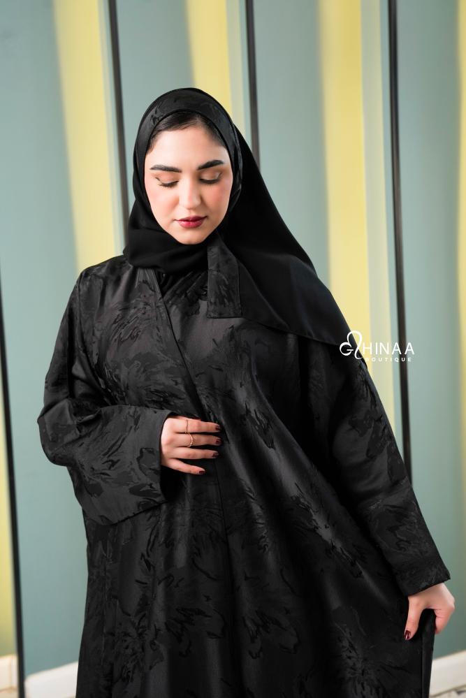 عباية نص فراشة مشجرة باللون الأسود
