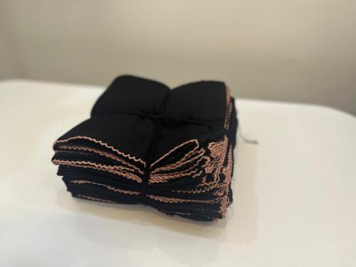 طرحه قطن اسود بطرف ملون