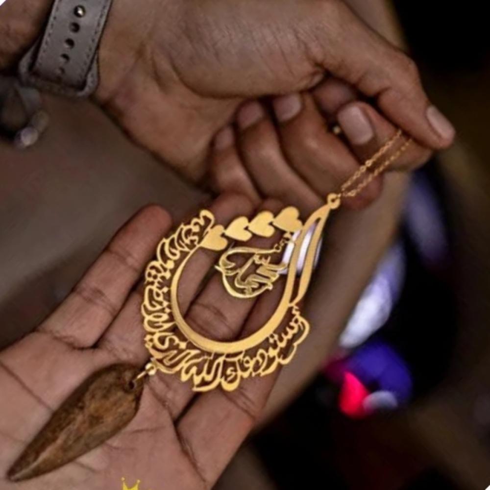 تعليقة سيارة بالاسم بشكل بشكل قطره