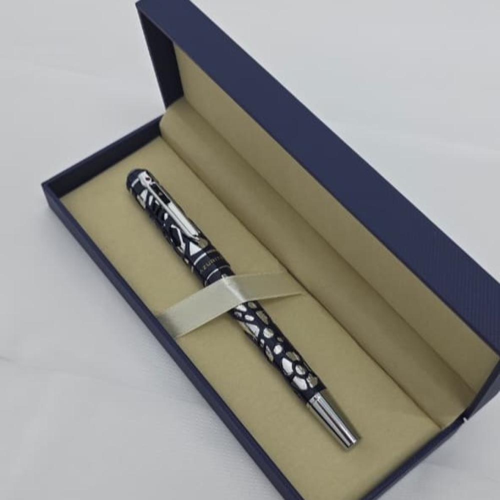 قلمٌ يكتب - وقلمٌ للزينة