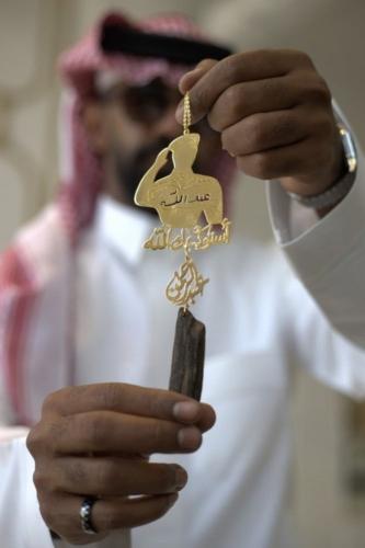 تعليقه العسكري مع كسره العود حسب الطلب