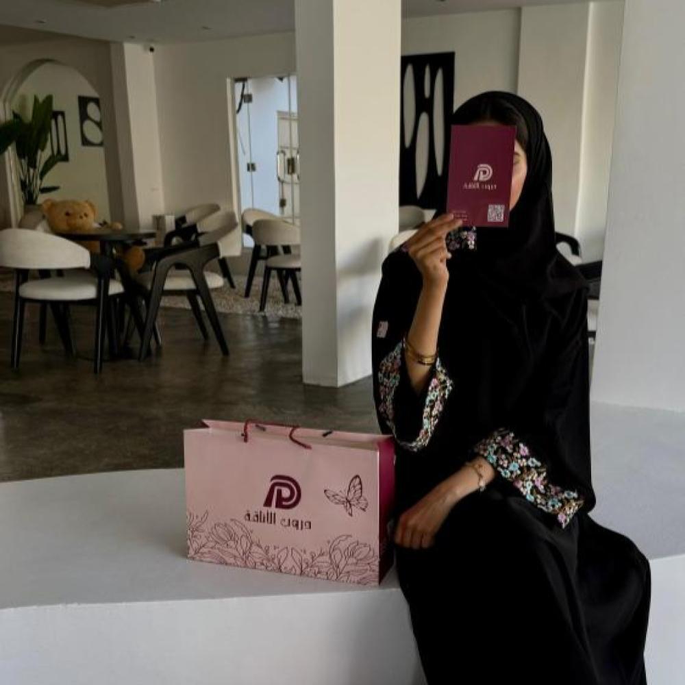 عباية سوداء بنقشة ورد - أنثوية راقية