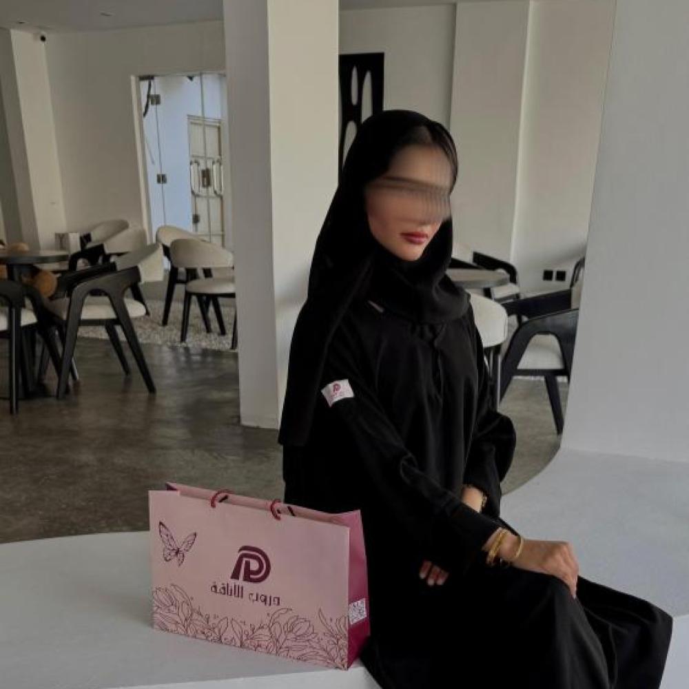 عباية خليجية سوداء كلاسيكية