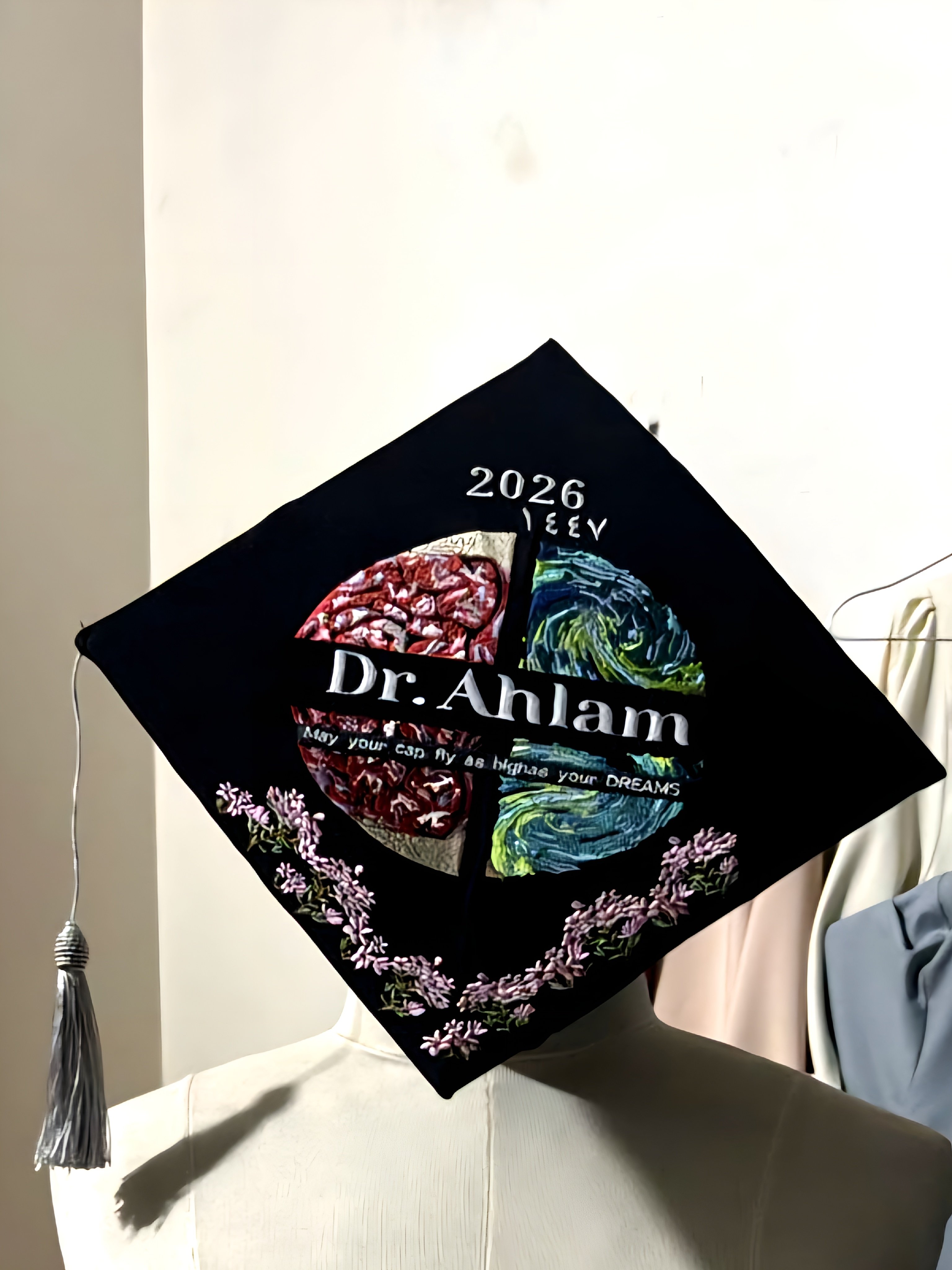 قبعات تخرج للأحلام الكبيرة" "تخصيص قبعات التخرج بلحظات لا تُنسى"