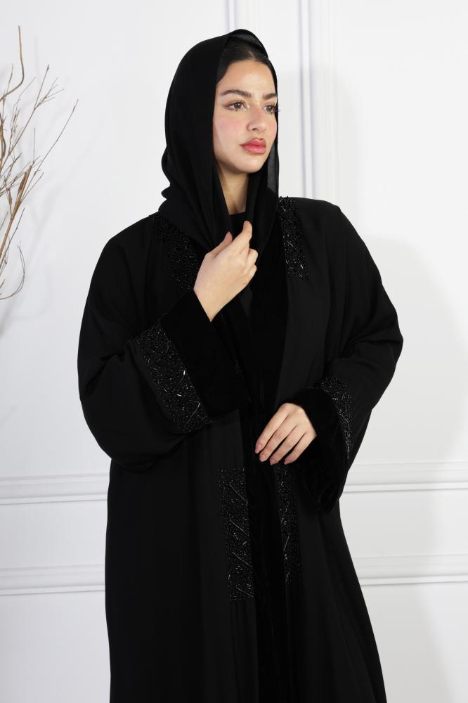 عباية بتطريز اسود