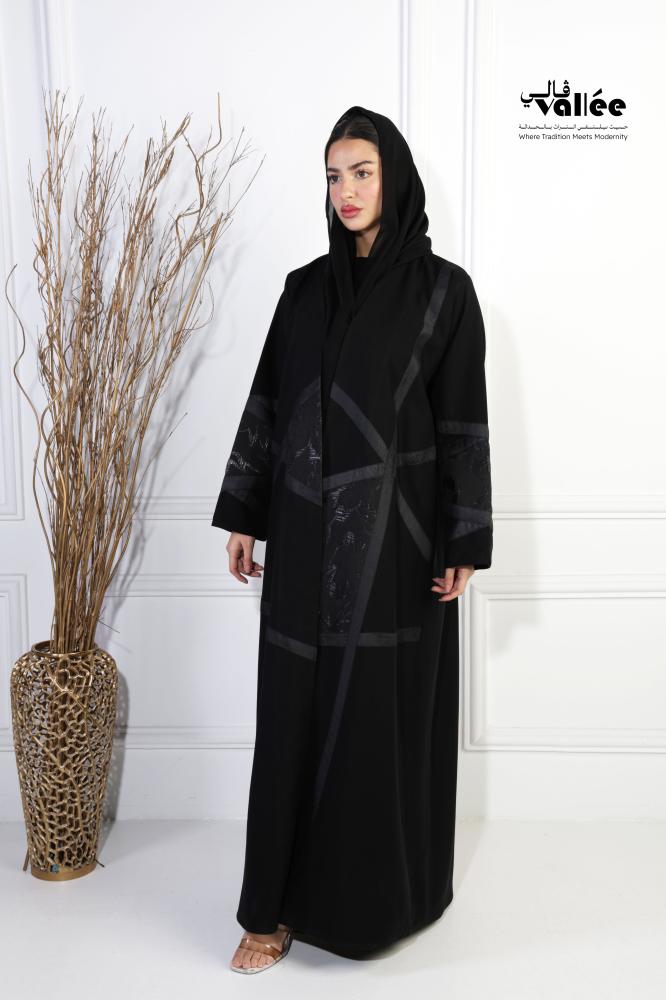 عباية كريب اسود مع جاكار