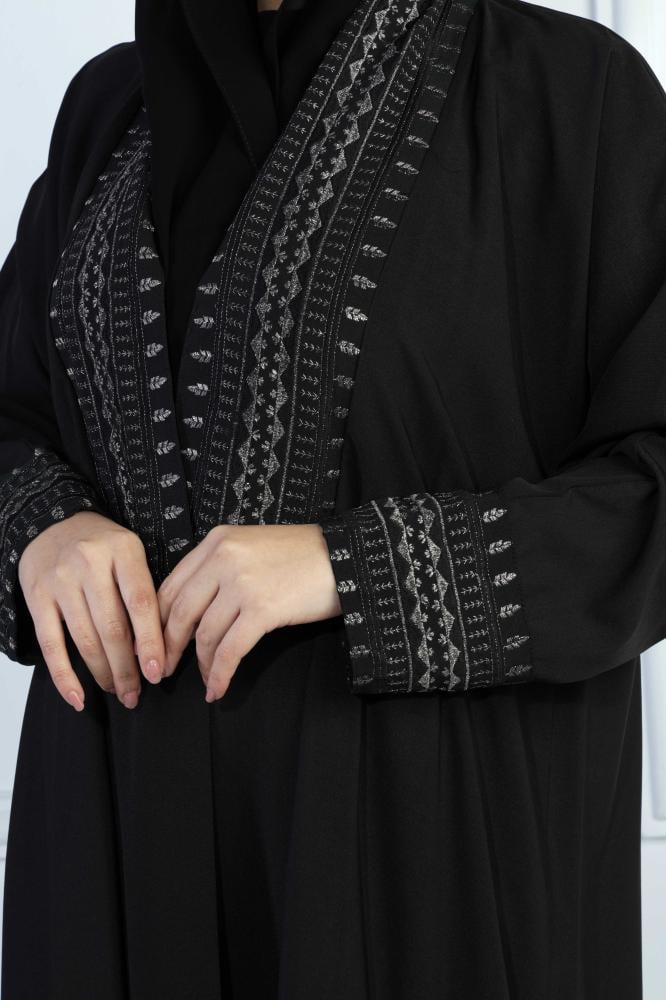 عباية مطرزة