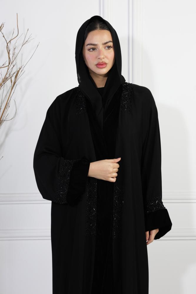 عباية بتطريز اسود