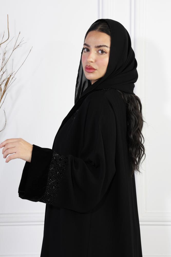 عباية بتطريز اسود
