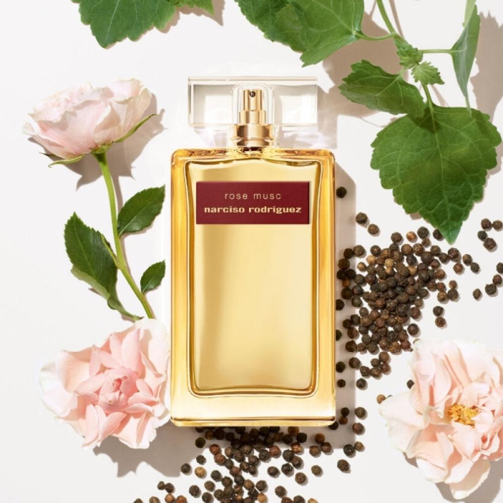 طر نارسيسو رودريغيز روز موسك مع زهور جميلة وأوراق نعناع