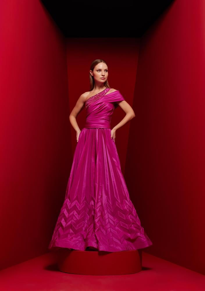 فستان سهرة أسود بقصة واسعة بكتف واحد مطزر