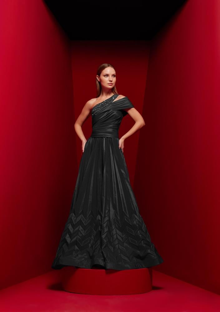 فستان سهرة أسود بقصة واسعة بكتف واحد مطزر