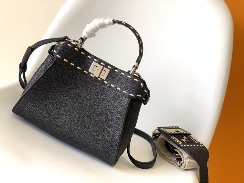 Fendi Peekaboo size 23 cm