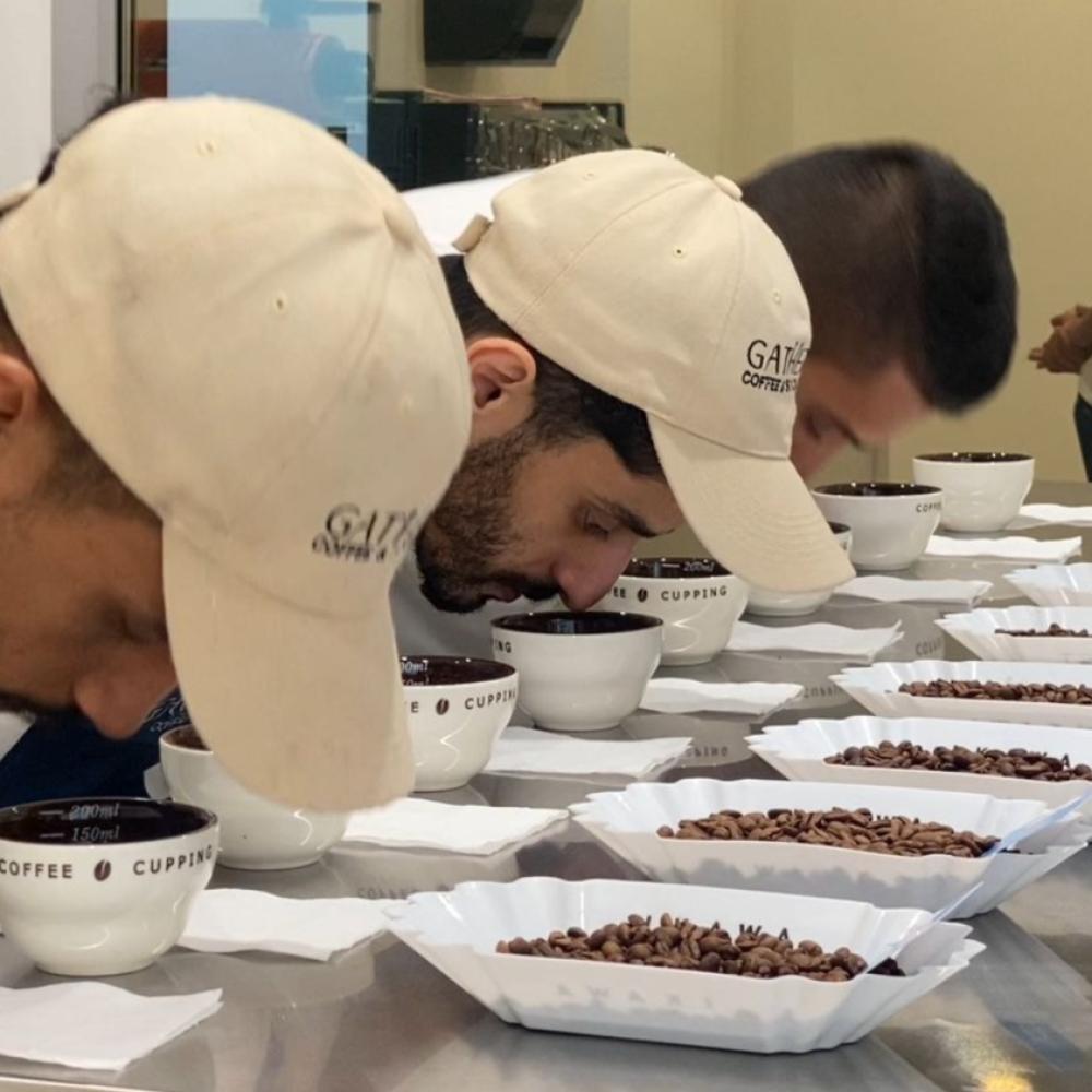 إيحاءات القهوة المختصة: رحلة في عالم النكهات