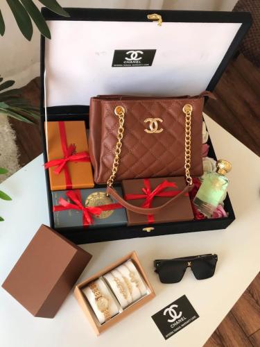 طقم هديه نسائي ماركه
