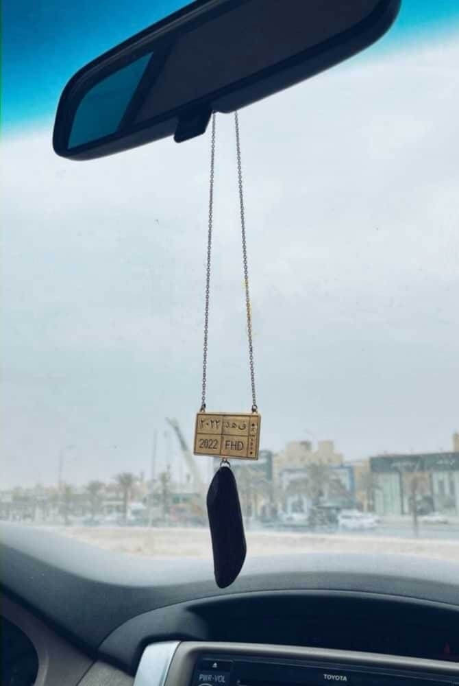 تعليقة عود لوحه سياره فخامه