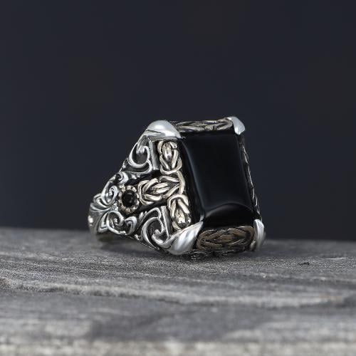 Luxurious ring with a distinctive black agate stone - crafted with