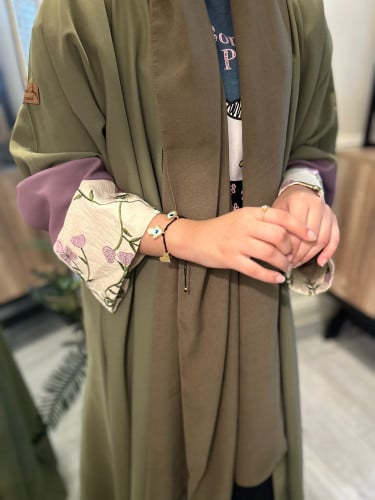 عباية بتدخيلة مطرزة