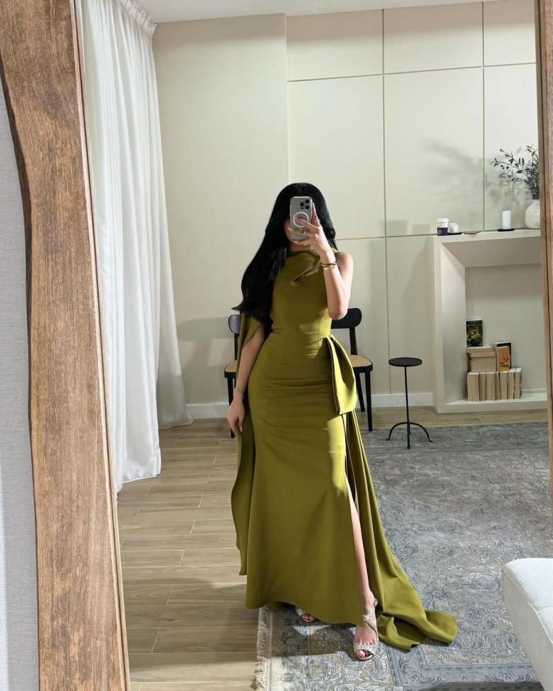 فستان سهرة طويل باللون الزيتوني بتصميم أنيق وفتحة جانبية جذابة