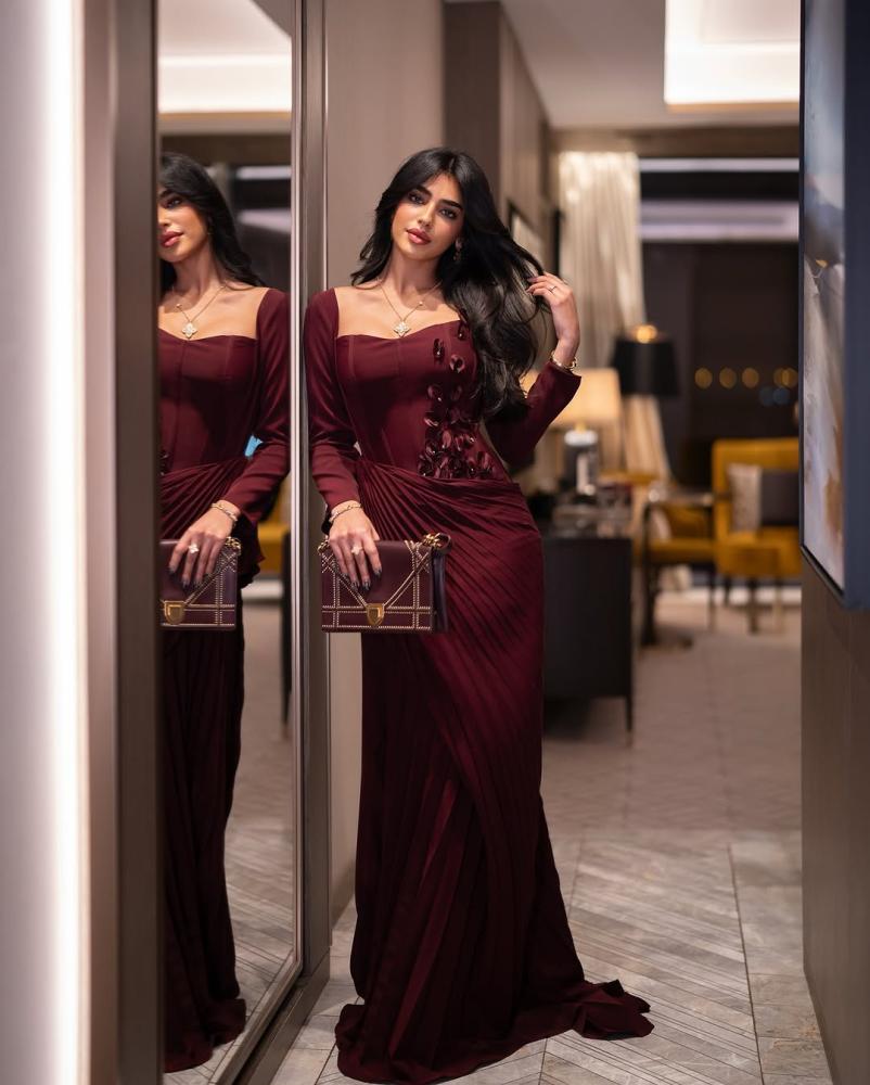 فستان سهرة عنابي مزين بتطريز يدوي