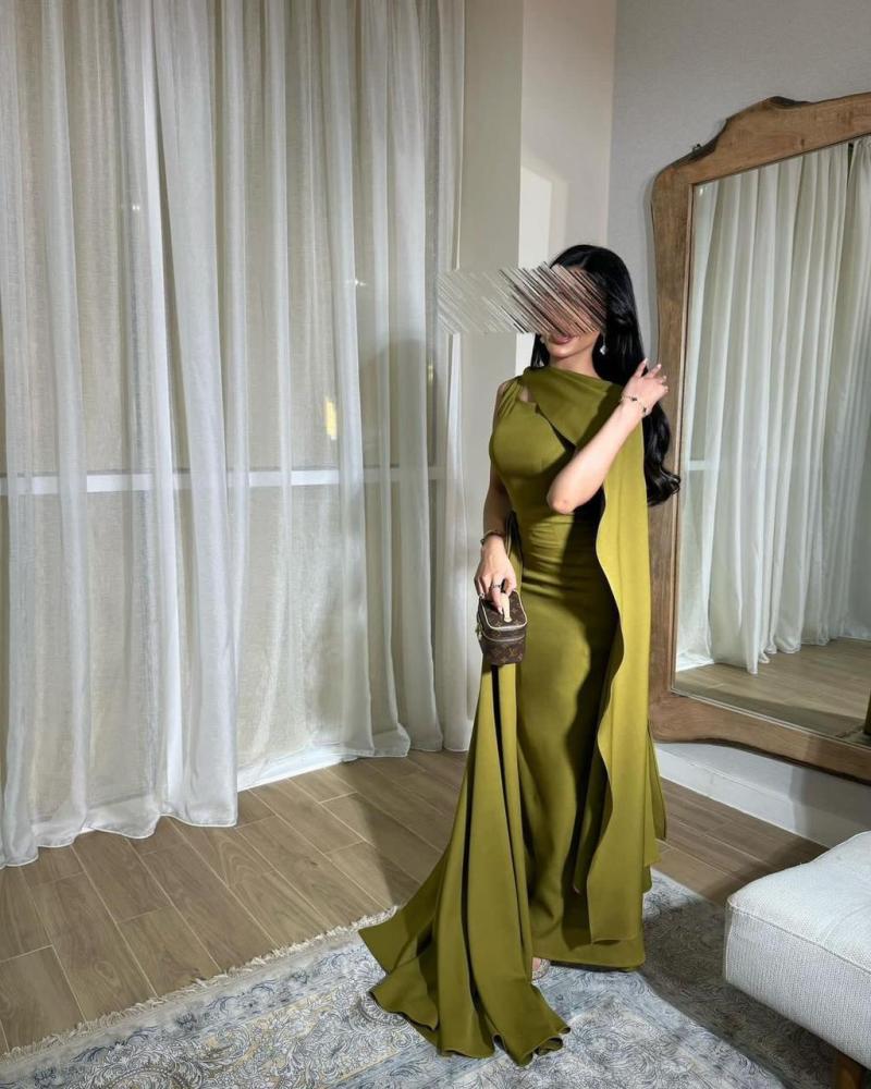 فستان سهرة طويل باللون الزيتوني بتصميم أنيق وفتحة جانبية جذابة