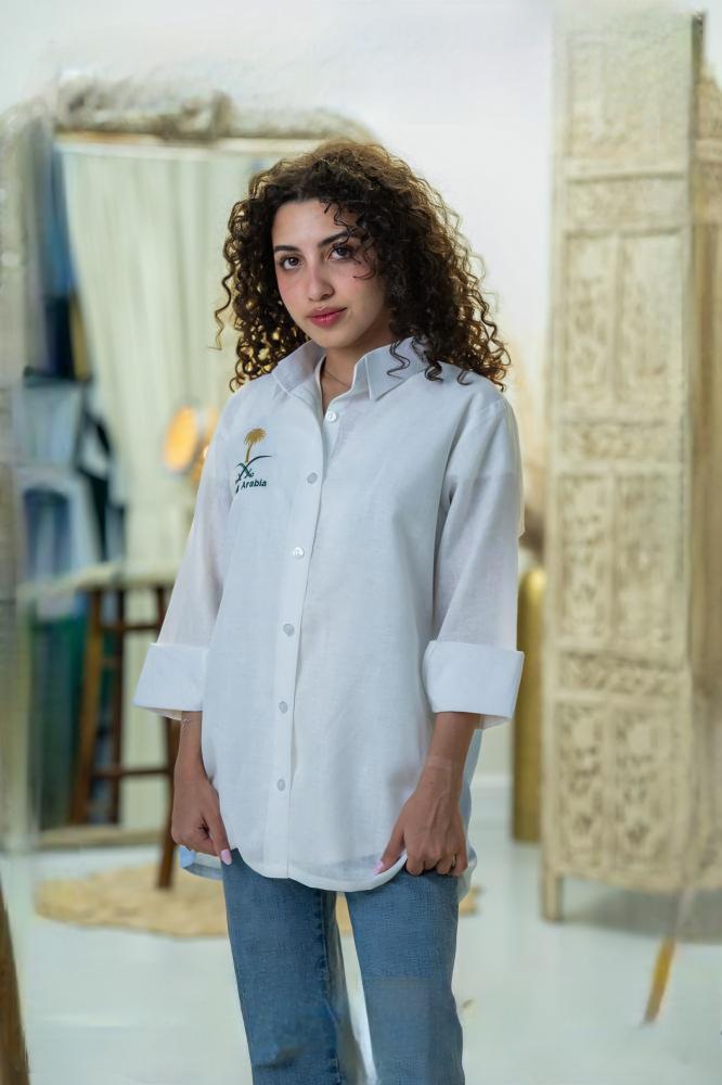 قميص بتطريز سيفين ونخلة