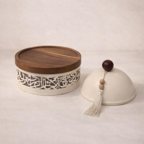 قطعه دائريه تجمع بين الخشب الطبيعي والزخرفة العربية