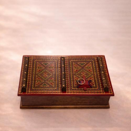 هدية رمضان الفاخرة – زعفران سوبر نقيل(درجه اولى اصلي - 1 جرام)  من خيوط الزعفران •نجر خاص لطحن الزعفران •صحن نحاس بتصميم تراثي •بوكس نجدي خشبي فاخر  هدية مثالية لشهر رمضان، تعكس الذوق الرفيع وتناسب الإهداء في المناسبات .