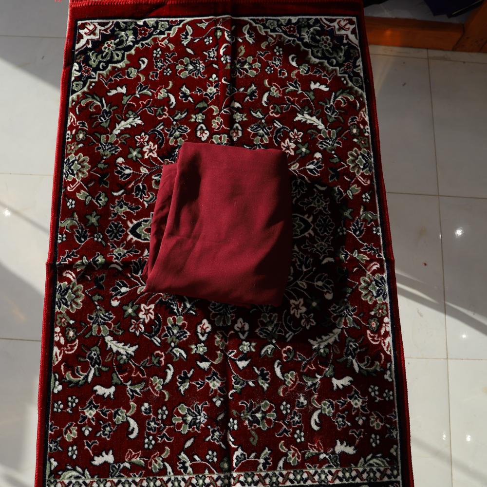 بكج جلال صلاة مربع  مع سجادة العادي (عنابي )