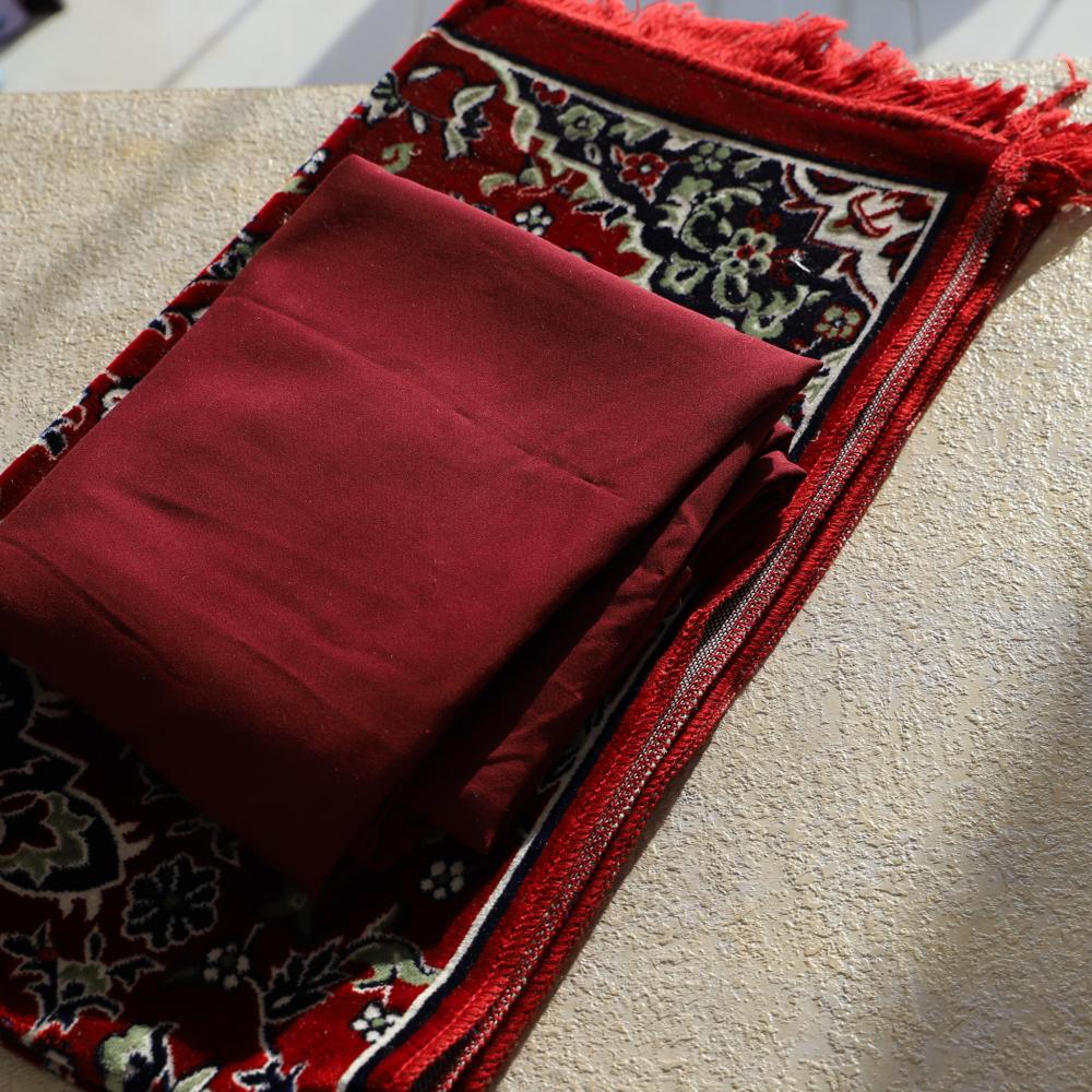 بكج جلال صلاة مربع  مع سجادة العادي (عنابي )