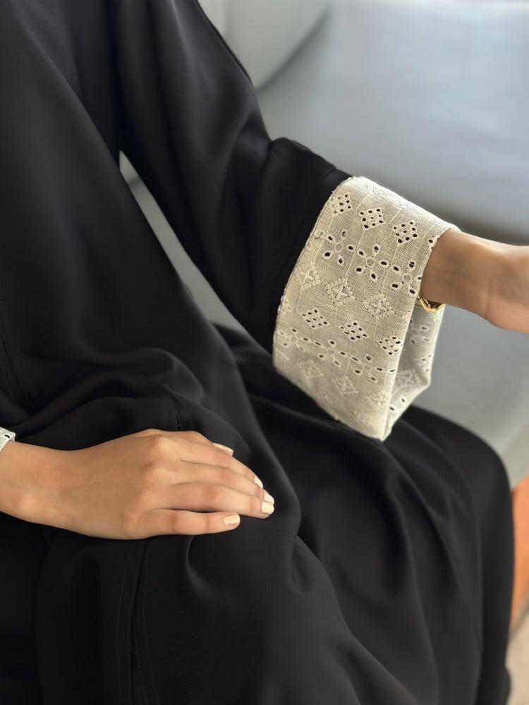 عباية كم ملون هي الخيار الأمثل لإطلالة مبتكرة ومفعمة بالحياة