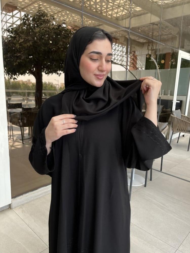 عبايه نص كلوش من ريفيت  تجمع بين البساطة والتميز في التنقل