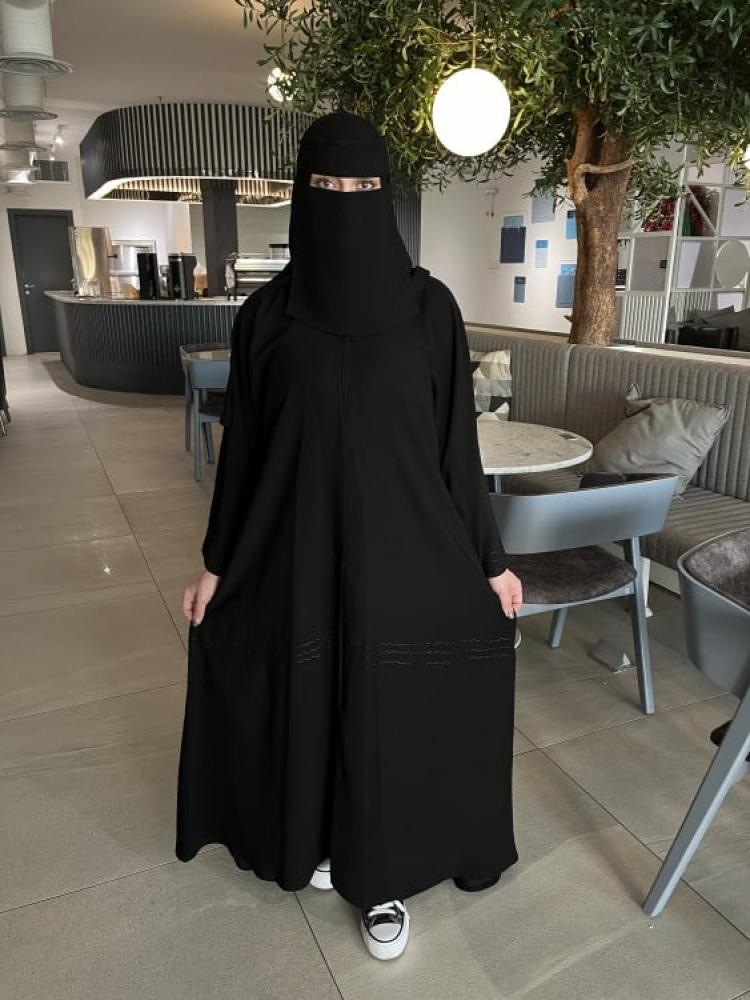 عبايه نص كلوش من ريفيت  تجمع بين البساطة والتميز في التنقل