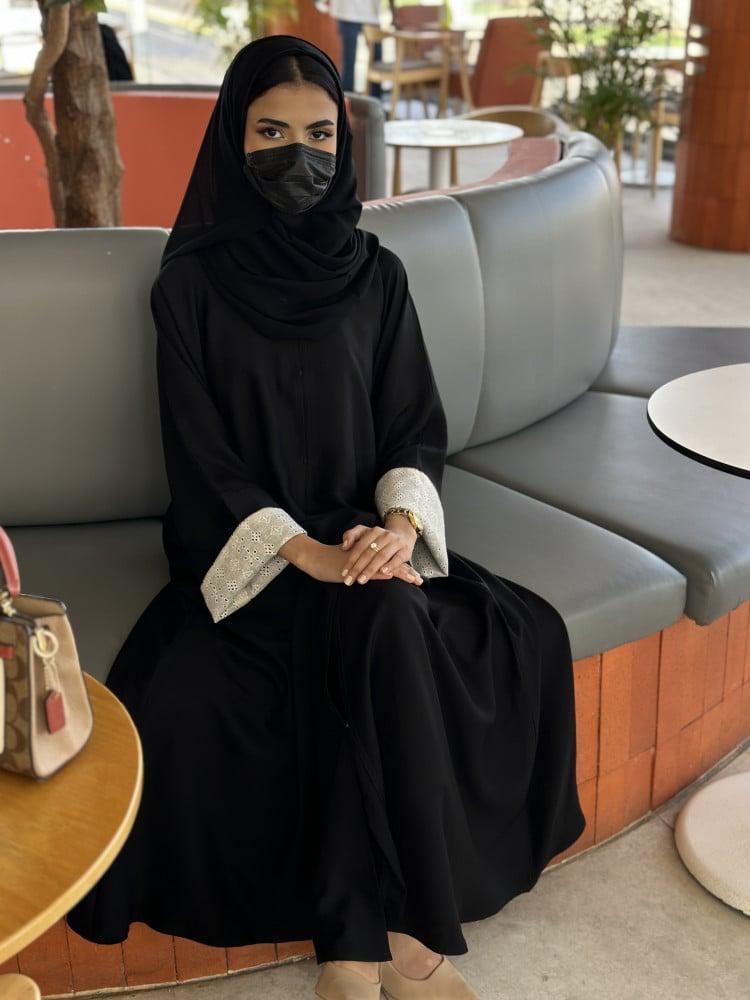 عباية كم ملون استمتعي بتصميم عصري وألوان مميزة تبرز جمالك