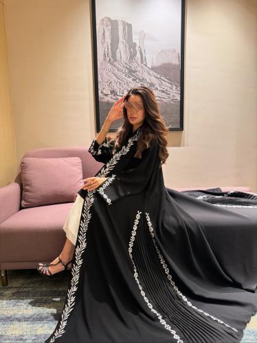 عباية نسرين ابيض