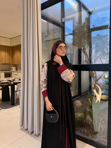 عباية لينا