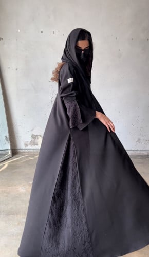 عباية زاهيه اسود