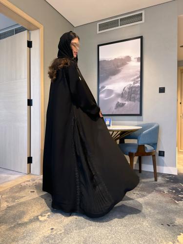 عباية نسرين اسود