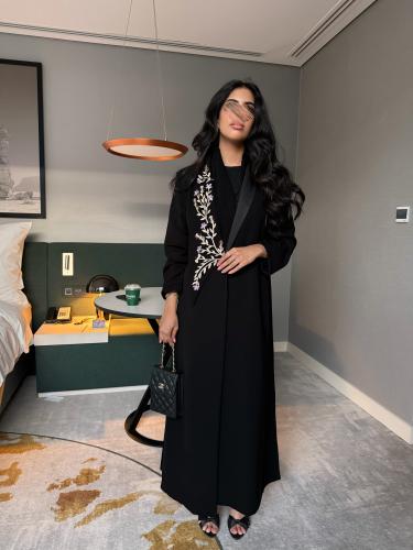 عباية حور تطريز بيج