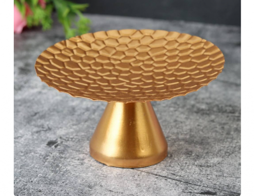 صحن تقديم ذهبي