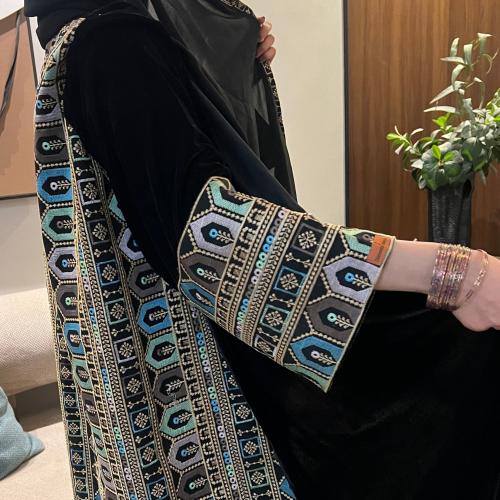 عبايه اسود مخمل مع نقش تراثي