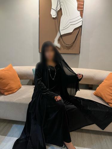 عبايه مخمل اسود بلمعه مع فستان