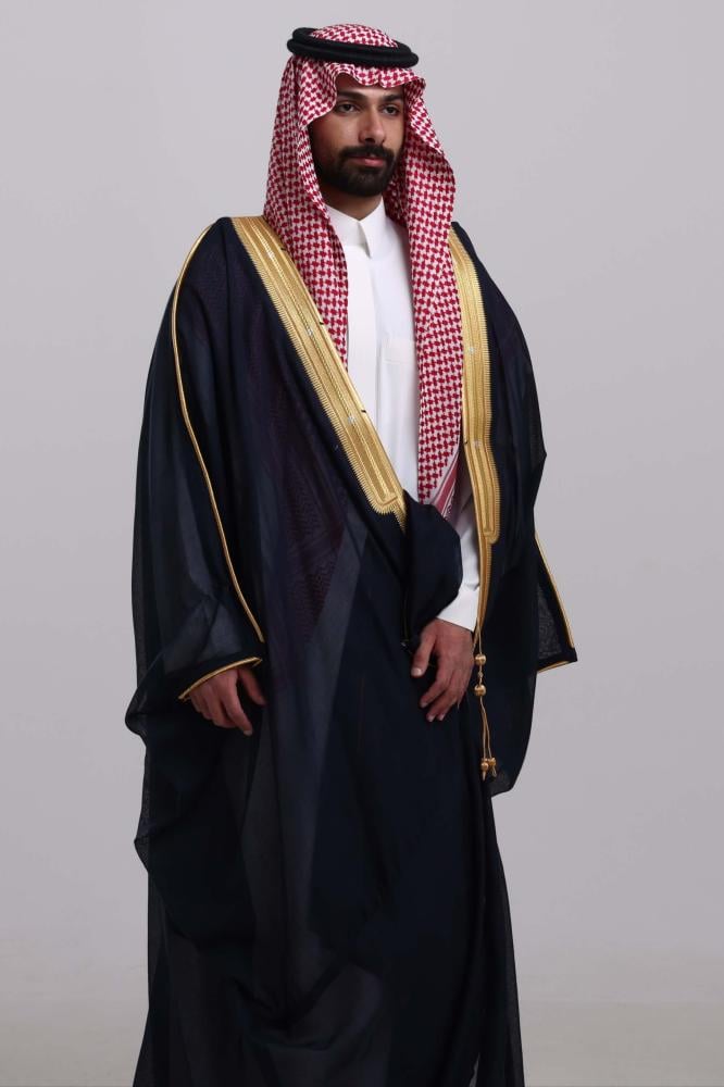 صورة بشت كحلي فاخر بتصميم أنيق للمناسبات الخاصة