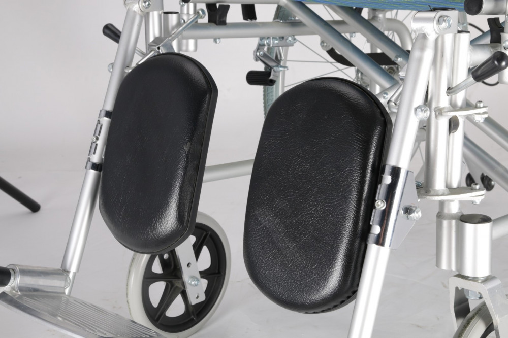 كرسي طبي متحرك ألومنيوم DY Medical مع رافع رجل مقاس 51 سم