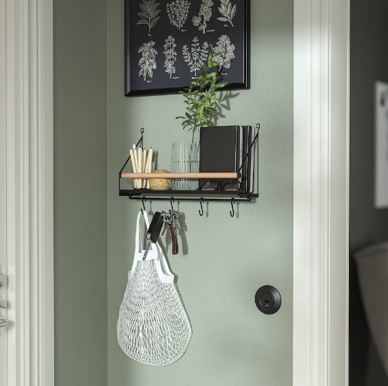 منظم حائطي من IKEA مع رف وخطافات وقضيب خشبي 42×26×12 سم